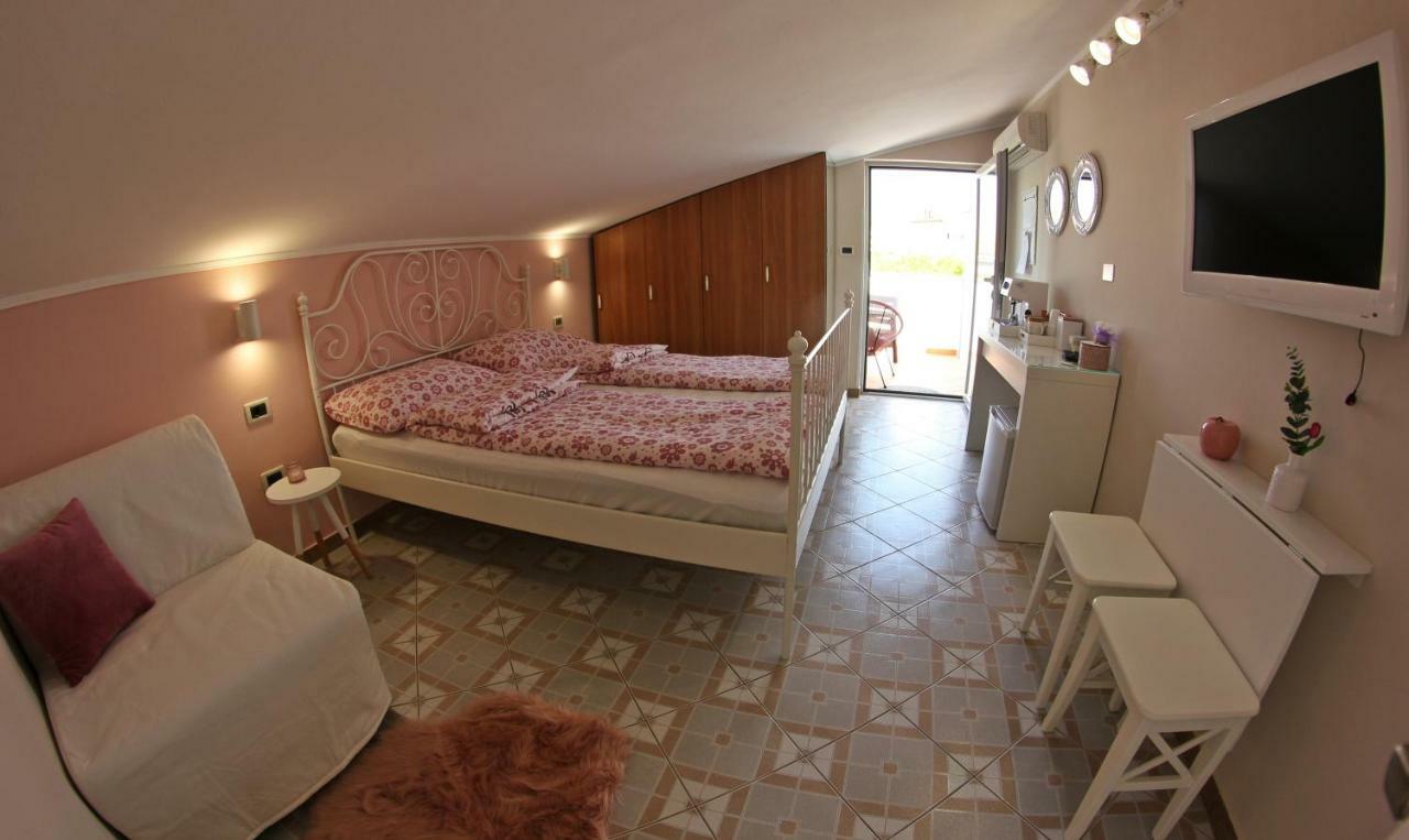 Room And Apartment Doris Lovrečica 外观 照片