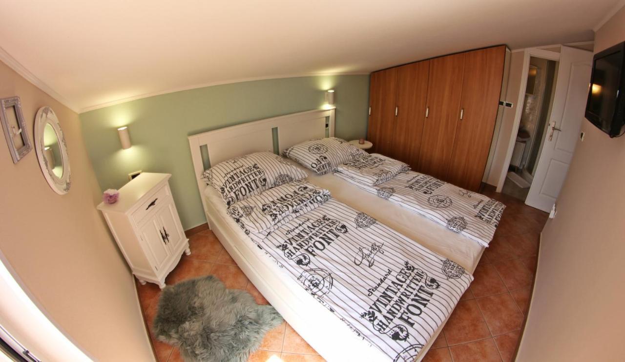Room And Apartment Doris Lovrečica 外观 照片
