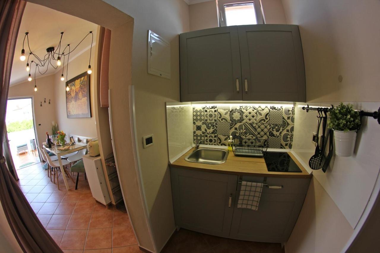 Room And Apartment Doris Lovrečica 外观 照片